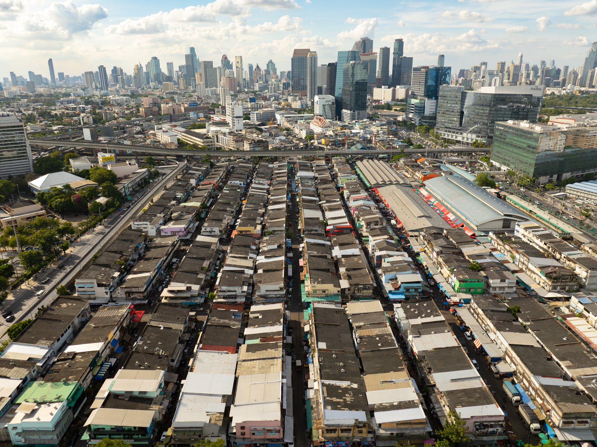 In the heart of the city lies Khlong Toei, Bangkok’s largest and oldest informal settlement, home to over 100,000 residents living in