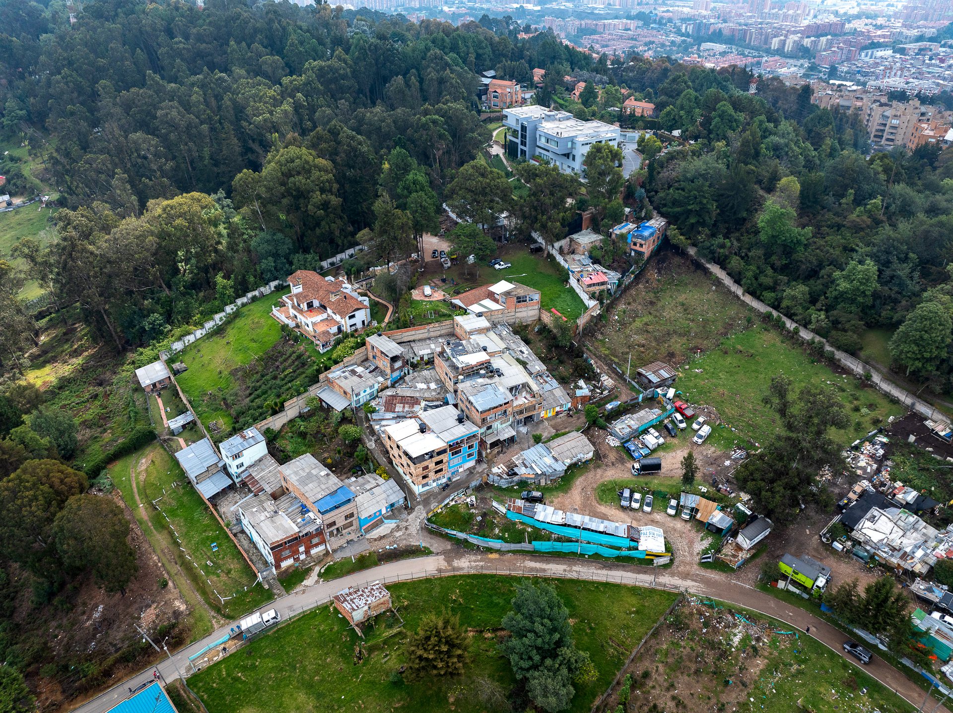 This house (top of the image) is currently being sold for almost 19 billion pesos .