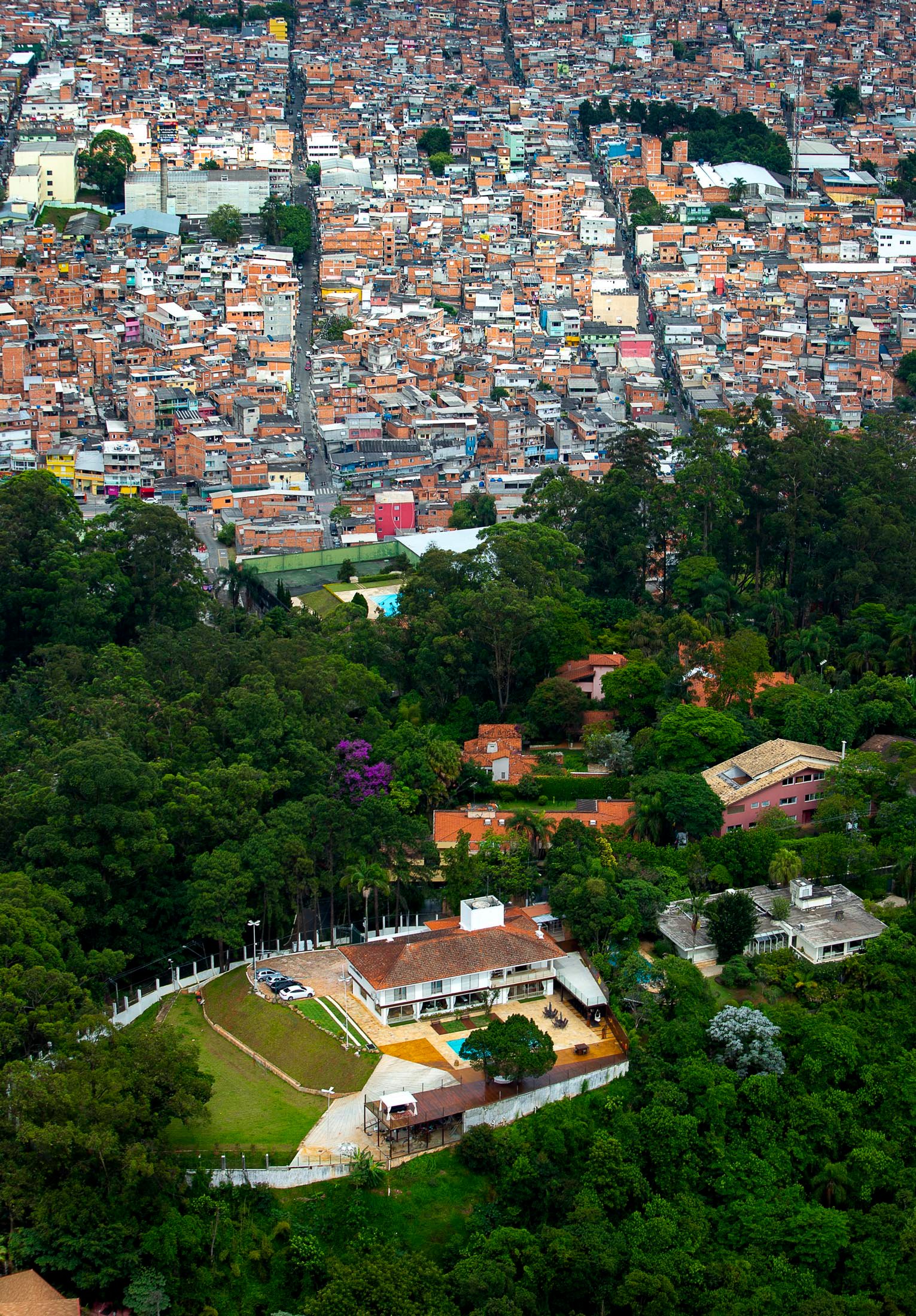 Aerial image of the border between affluent Morumbi and the sprawling favela of Paraisópolis in São Paulo.