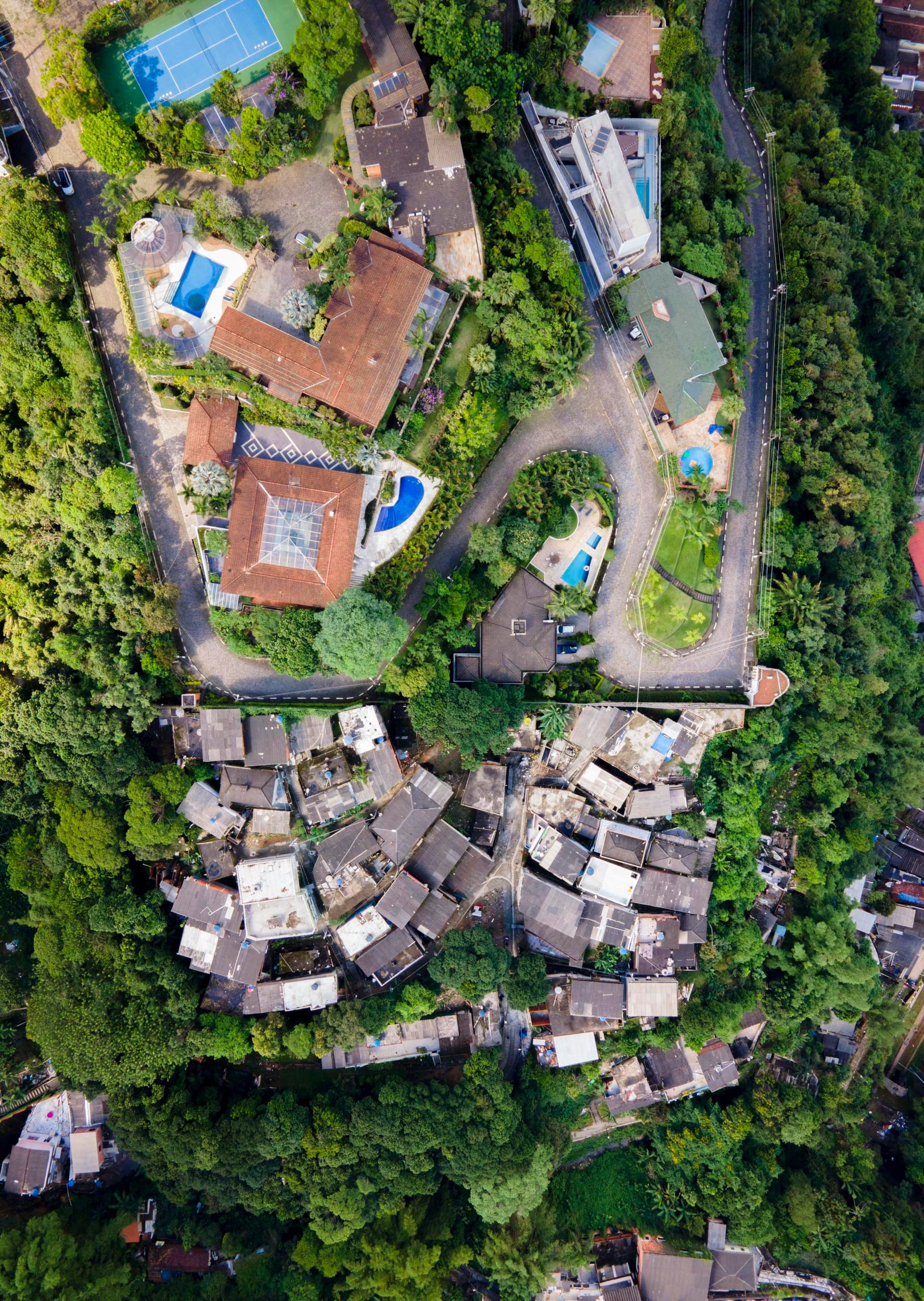 Santos’ gated community next to informal housing
