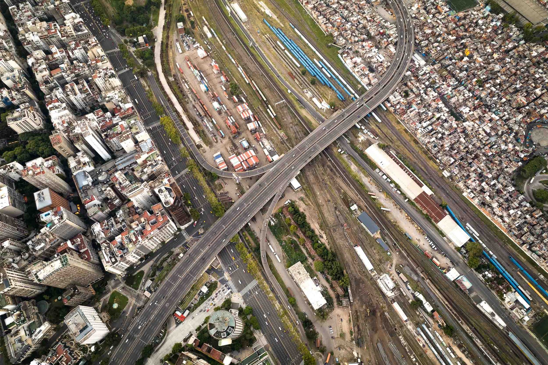 Three Buenos Aires meet in one frame.