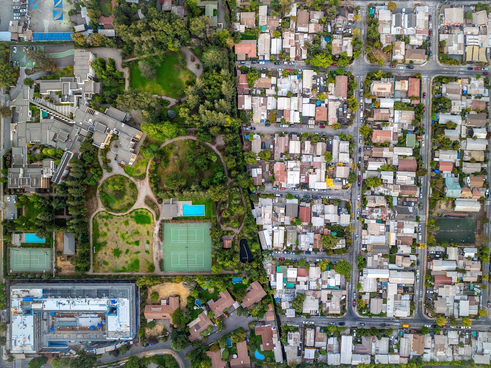 Inequality in one of the wealthiest neighborhoods of Santiago, Lo Barnechea.