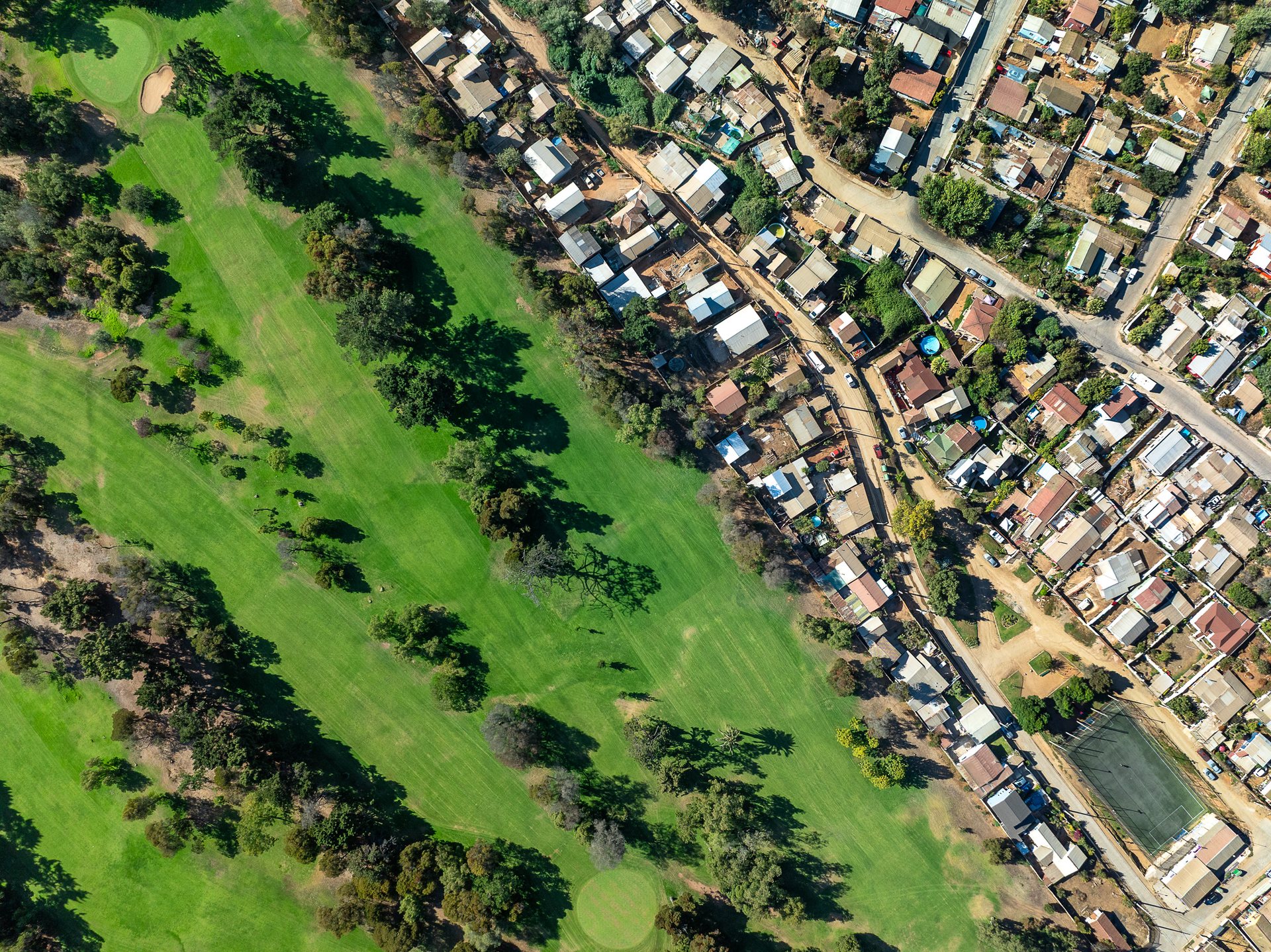 A golf course nestled within the poor neighborhood of Reñaca in Viña del Mar.