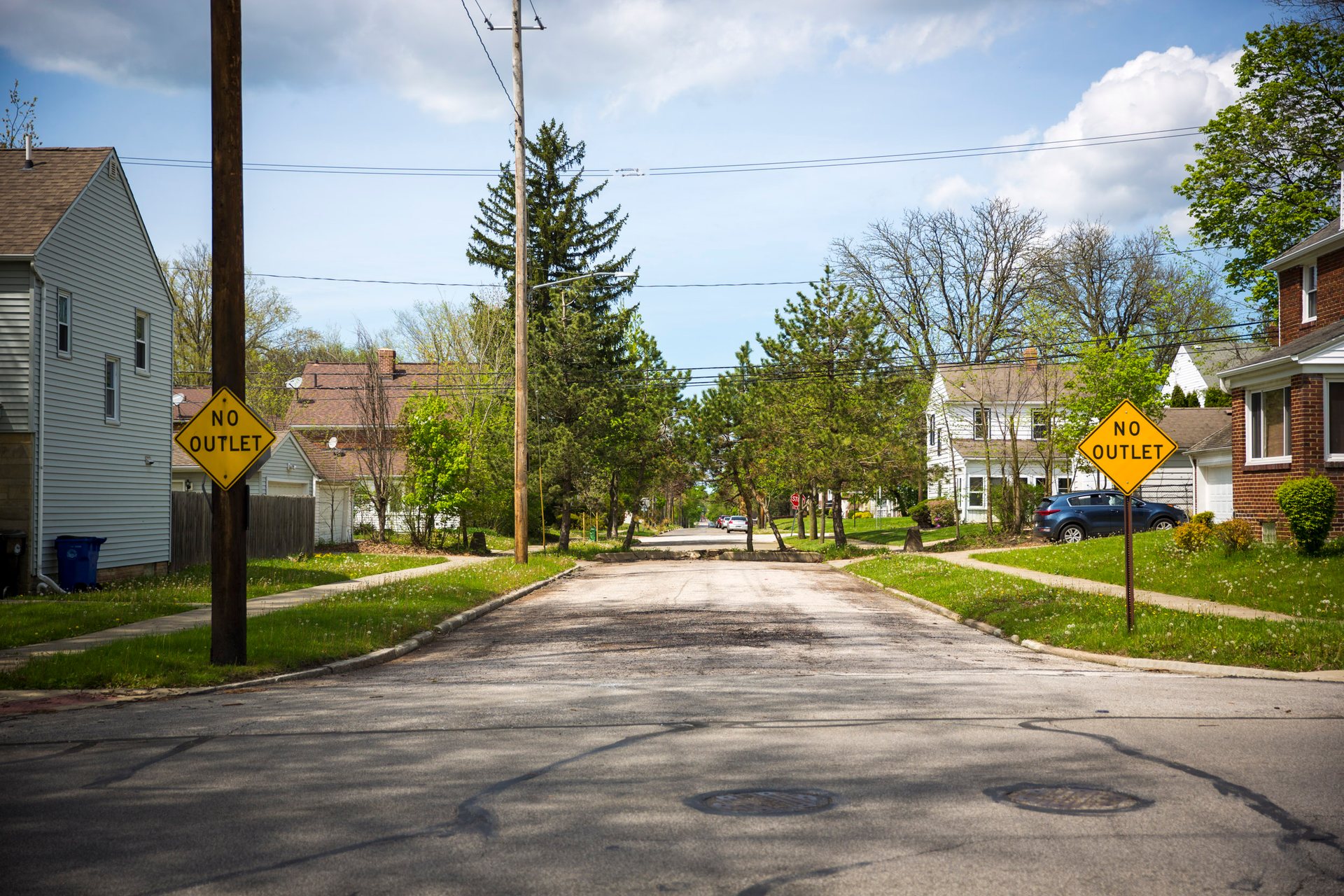 Curiously, the "no outlet" signs are only visible from the Cleveland side (historically, the poorer side) of the divide on 173rd St.