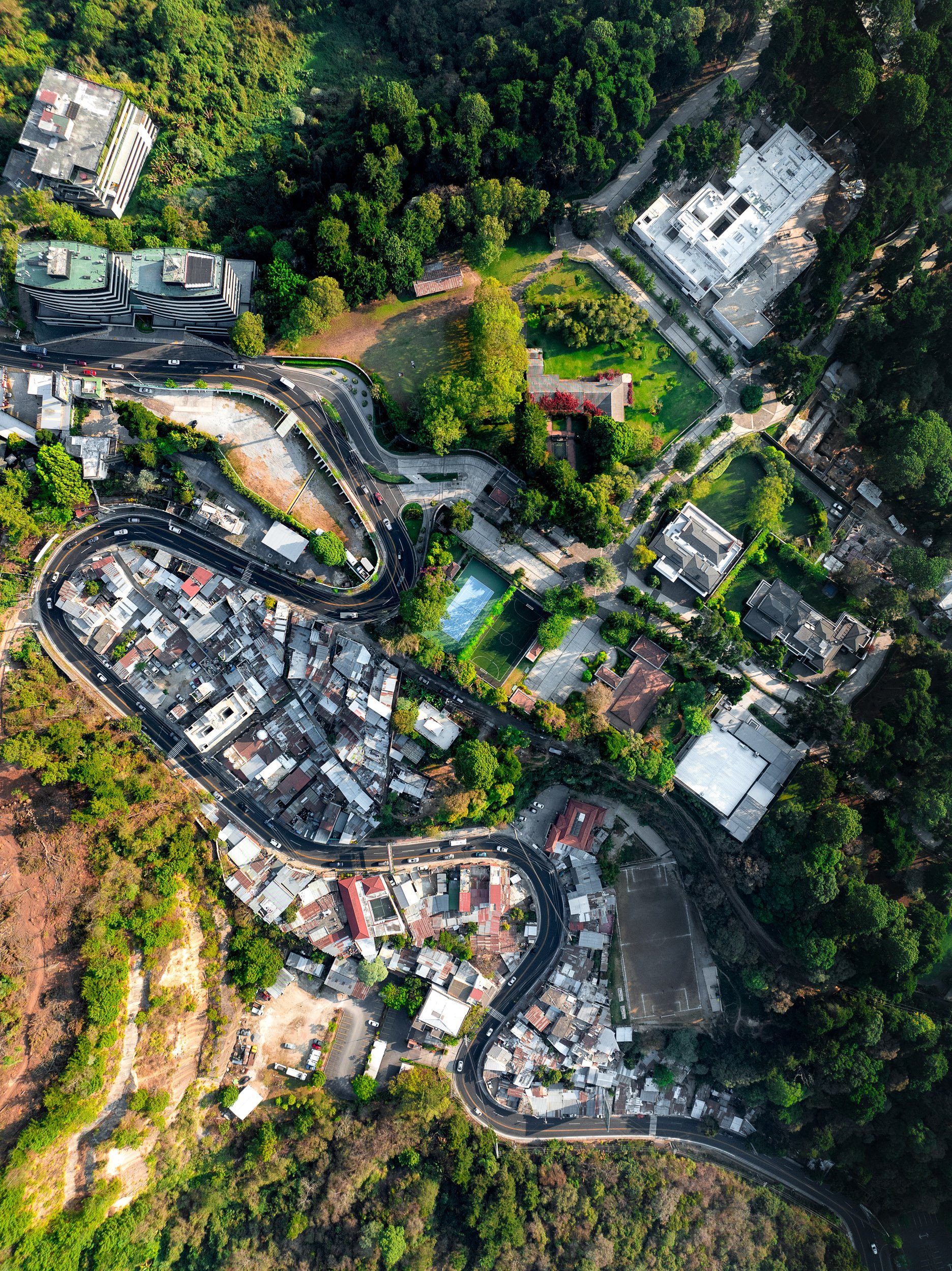 A stark contrast in living styles between the ultra-wealthy and the poor in Las Nubes.