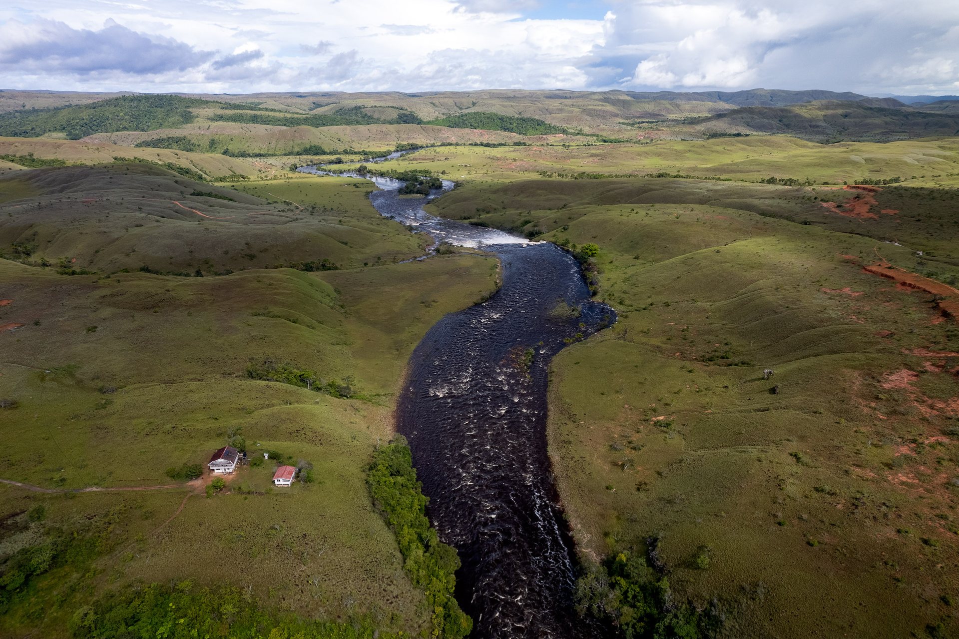 The border between Guyana and Brazil is the Mau River.
