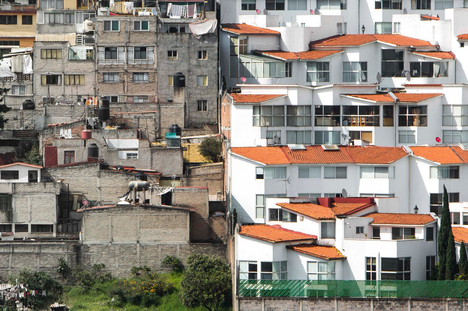 Extreme wealth inequality in Mexico City's Santa Fe neighborhood.