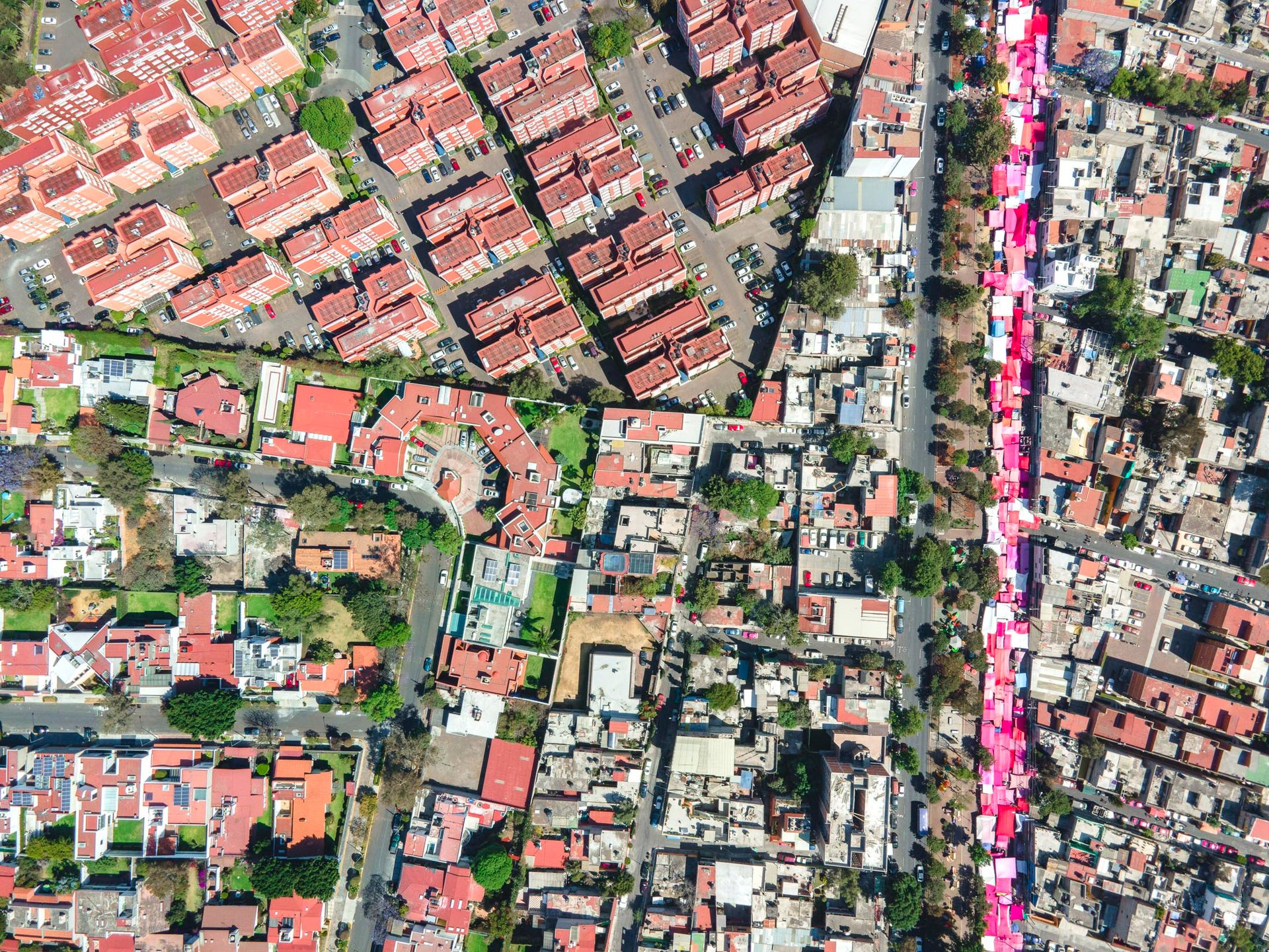 Coyoacán, CDMX, with a tianguis and multiple fenced communities intersecting on one focal point.