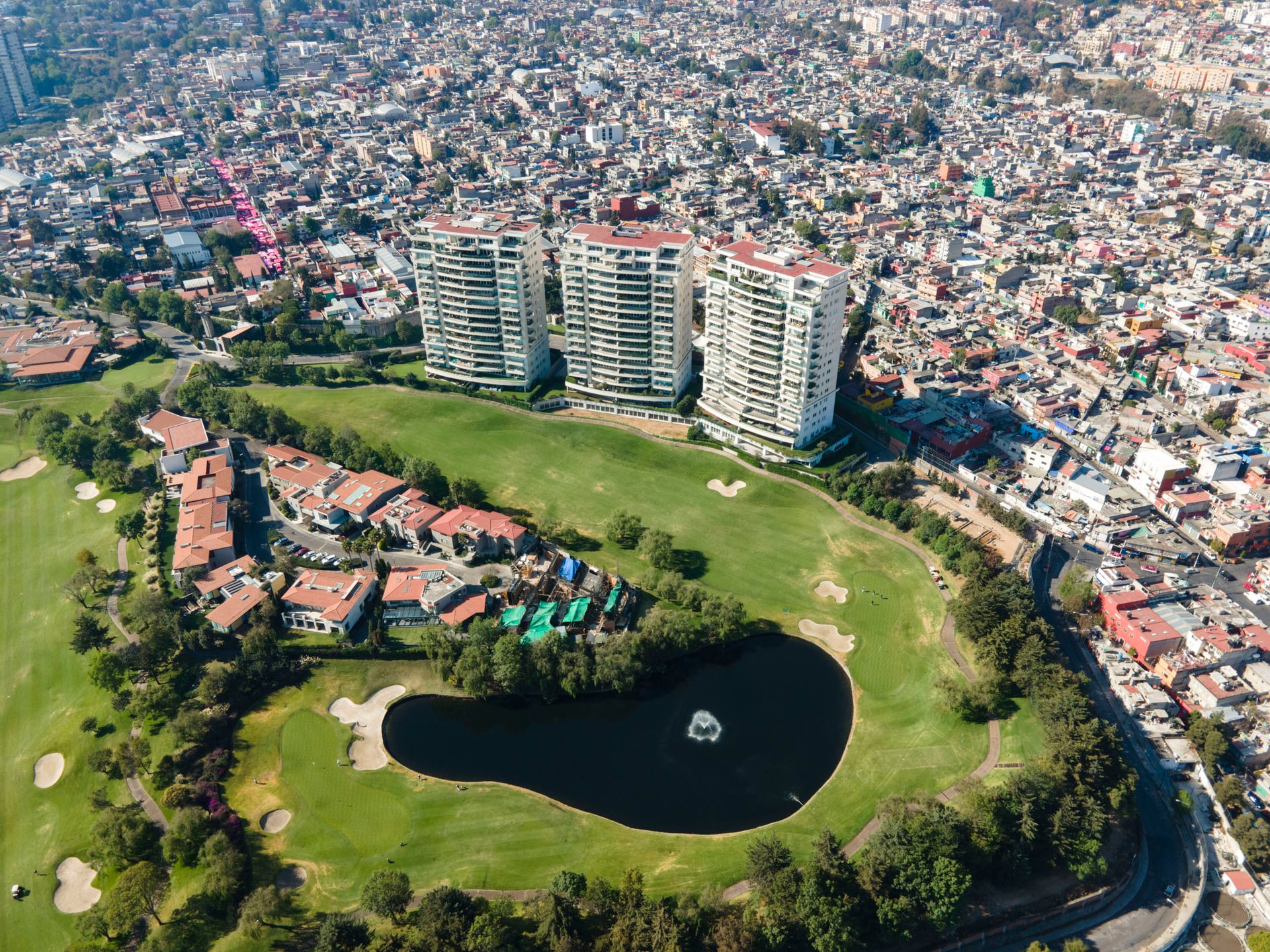 A private golf club with residences, surrounded by the sprawling metropolis of CDMX.