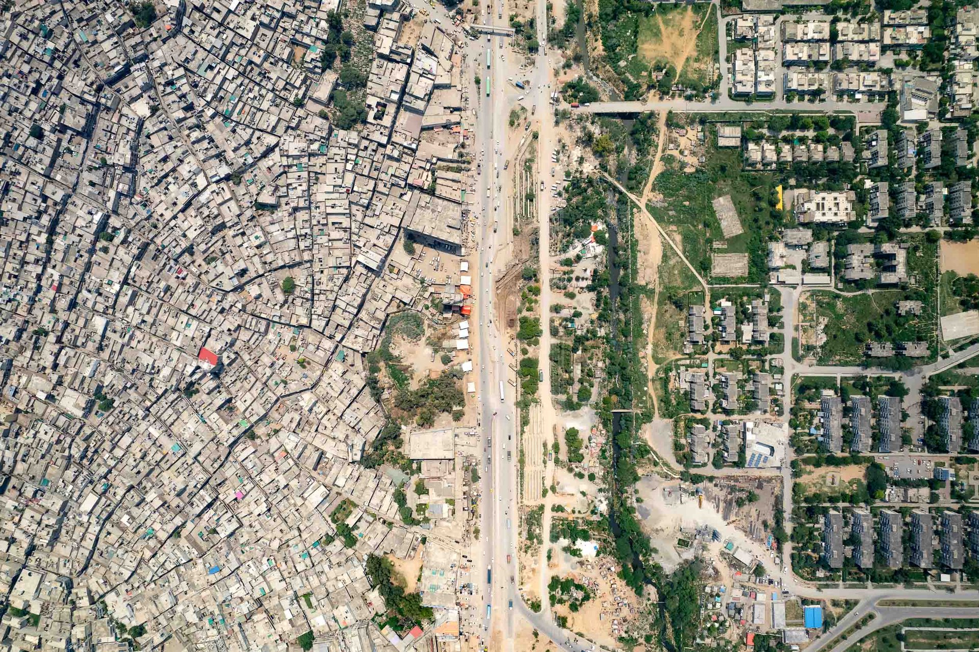 Two cities meet along this line.