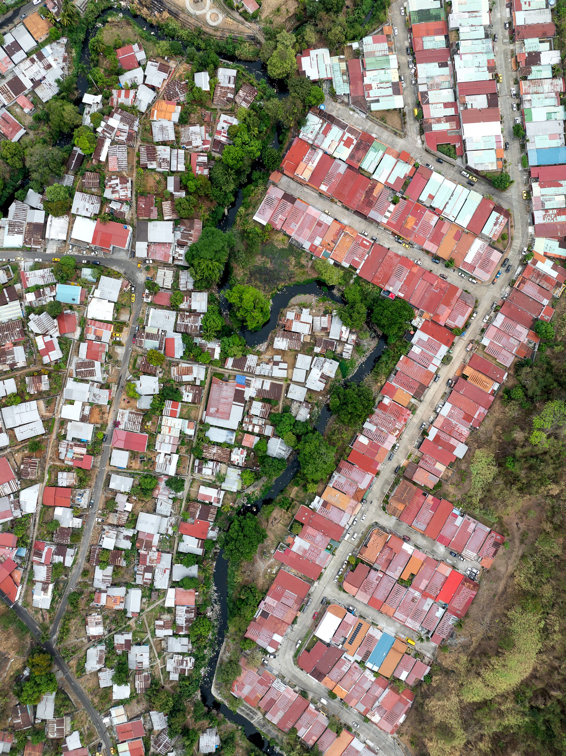 The boundary between Cerro La Cruz and the neatly gridded and formal neighborhood of Villa Lucre.