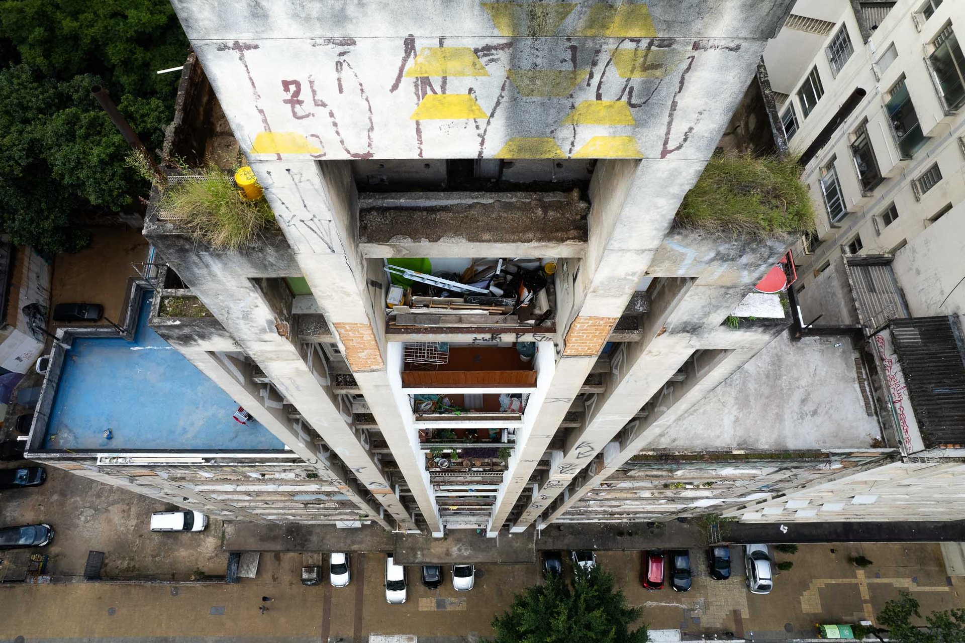 The Occupy 9 de Julho, a concrete building covered in graffiti.